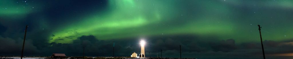 Observation des aurores boréales depuis un phare
