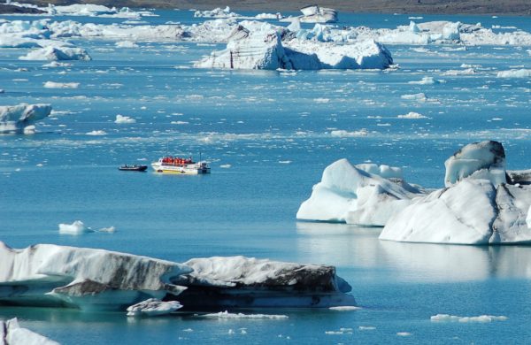 Photo d'un véhicule amphibie dans le lagon aux icebergs
