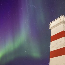 Observation des aurores boréales depuis un phare