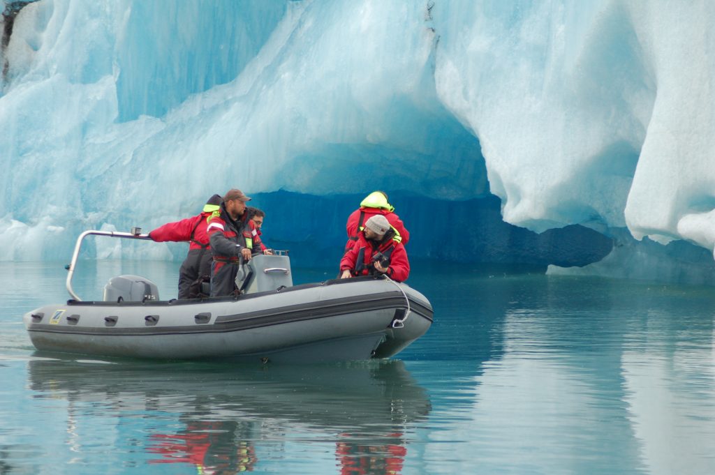 Photo d'un zodiac dans le lagon aux icebergs
