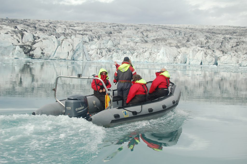 Photo d'un zodiac dans le lagon aux icebergs naviguant vers le glacier
