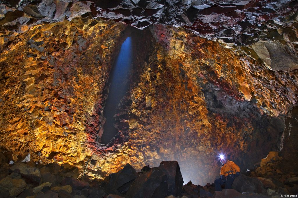 Une personne qui explore l'intérieur d'un volcan