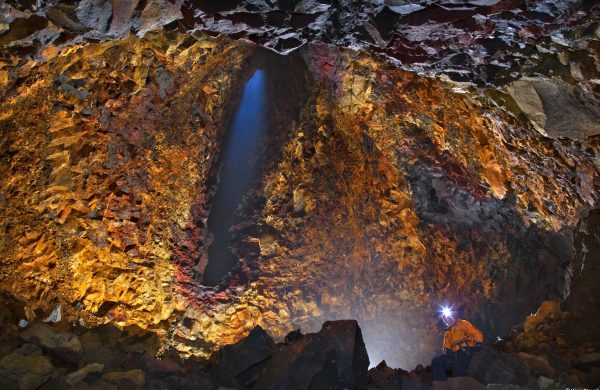Une personne qui explore l'intérieur d'un volcan