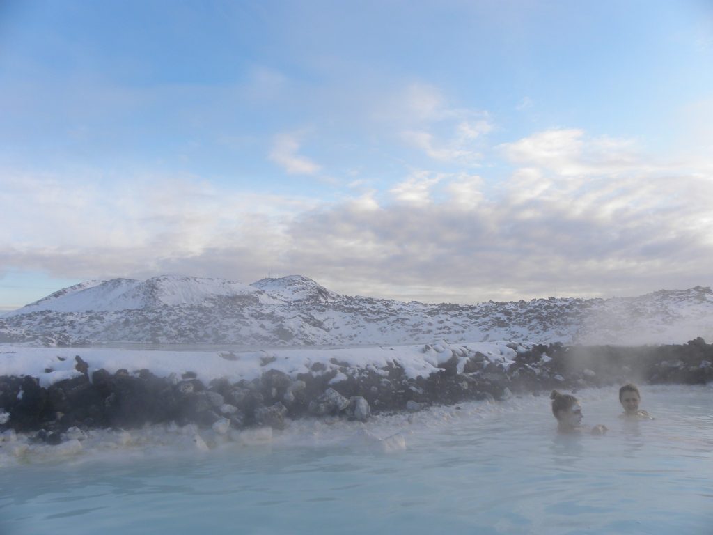 Deux femmes qui se prélassent dans les bainds chauds naturels de Myvatn en Islande