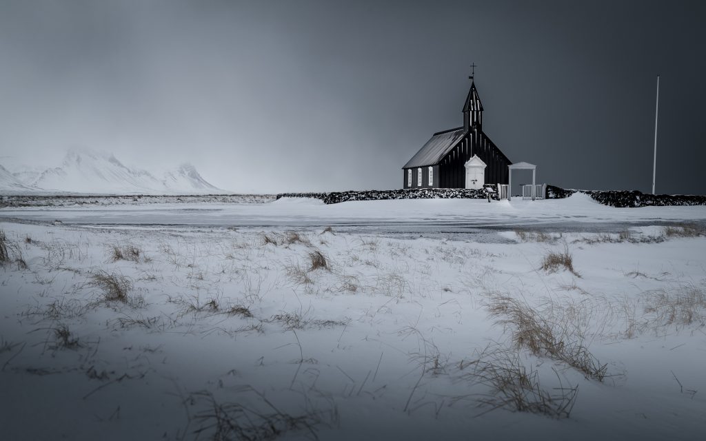 Vue de l'église de Búðir en hiver dans la péninsule de Snaefellsnes