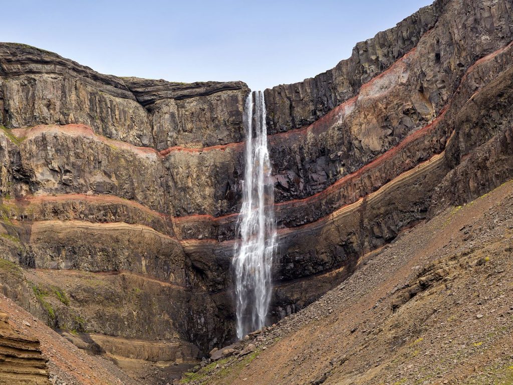 Cascade de Hengifoss, dans l'Est de l'Islande