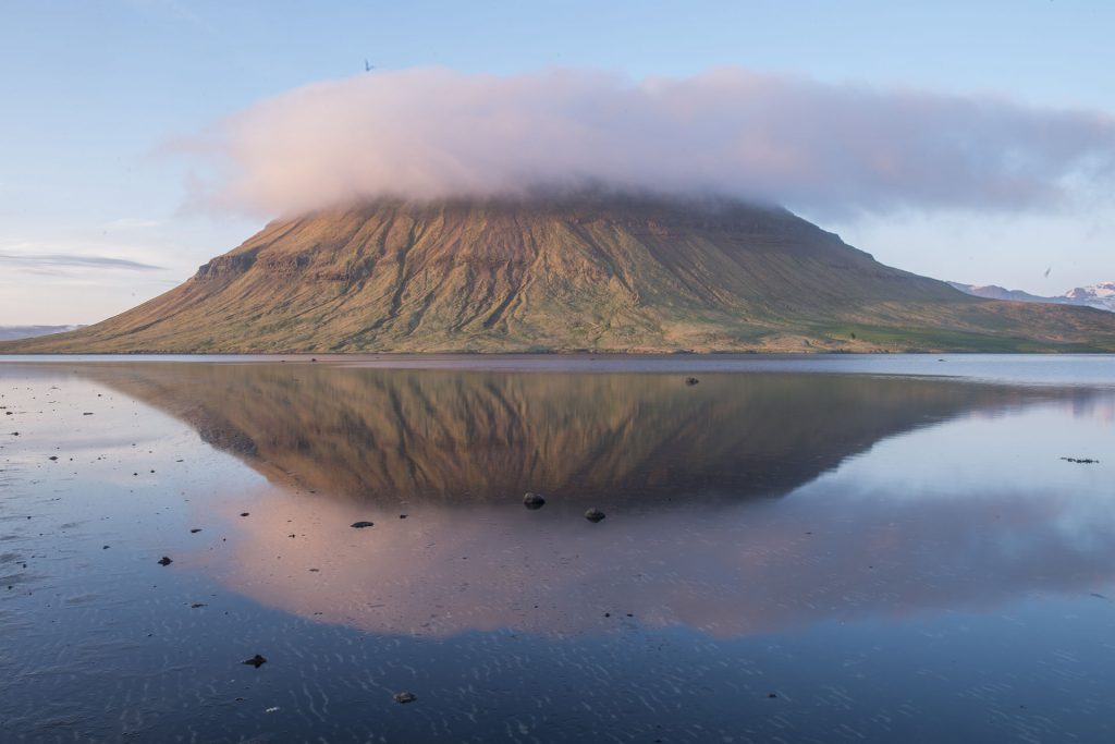 Vue du mont Kirkjufell dans la péninsule du Snaefellsnes sous le brume