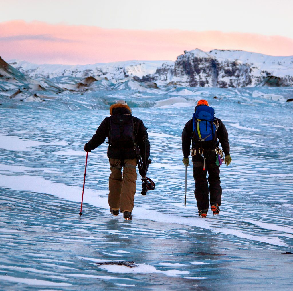 Deux hommes marchent sur un glacier