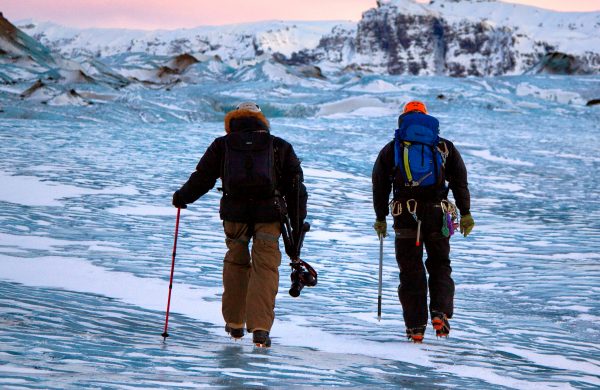 Deux hommes marchent sur un glacier