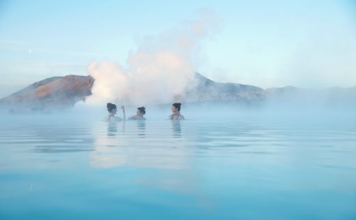 Trois femmes se prélassant des les eaux chaudes du Blue Lagoon en Islande