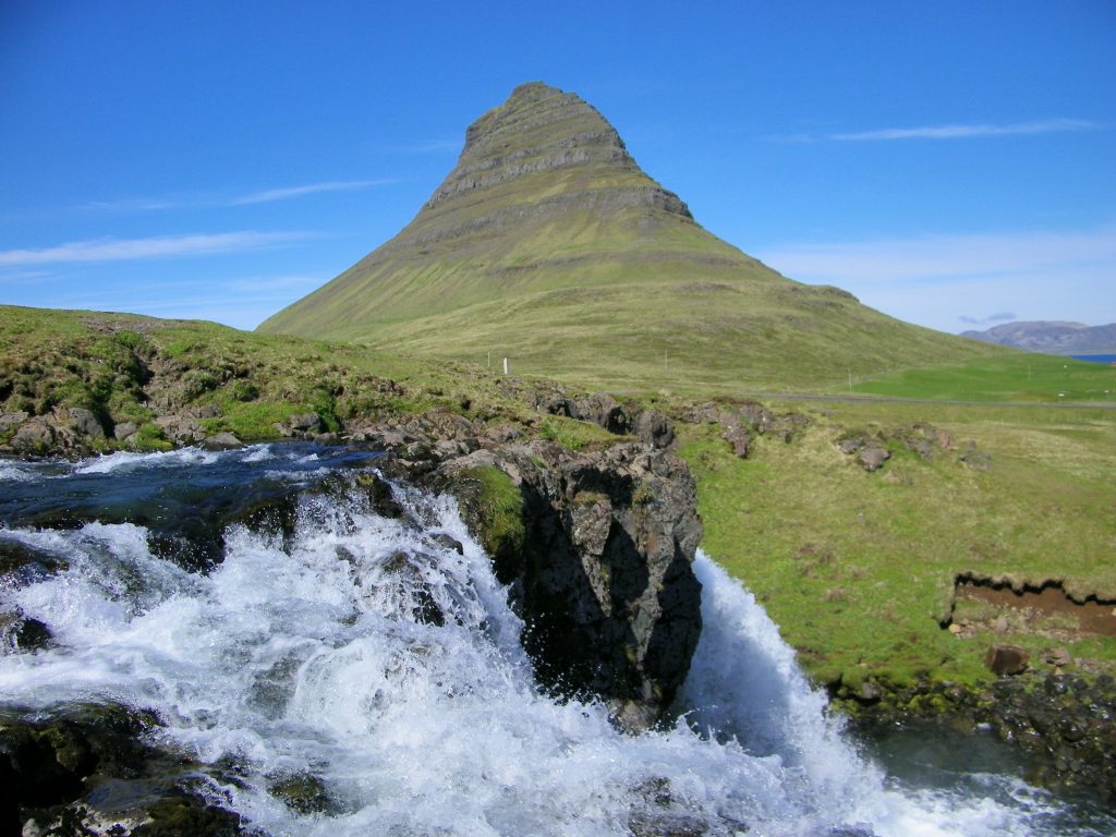 Vue de la cascade Kirkjufoss et du mont Kirkjufell dans la péninsule du Snaefellsnes