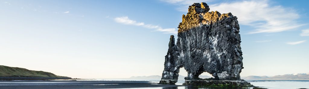 Vue sur le rocher de Hvítserkur en Islande