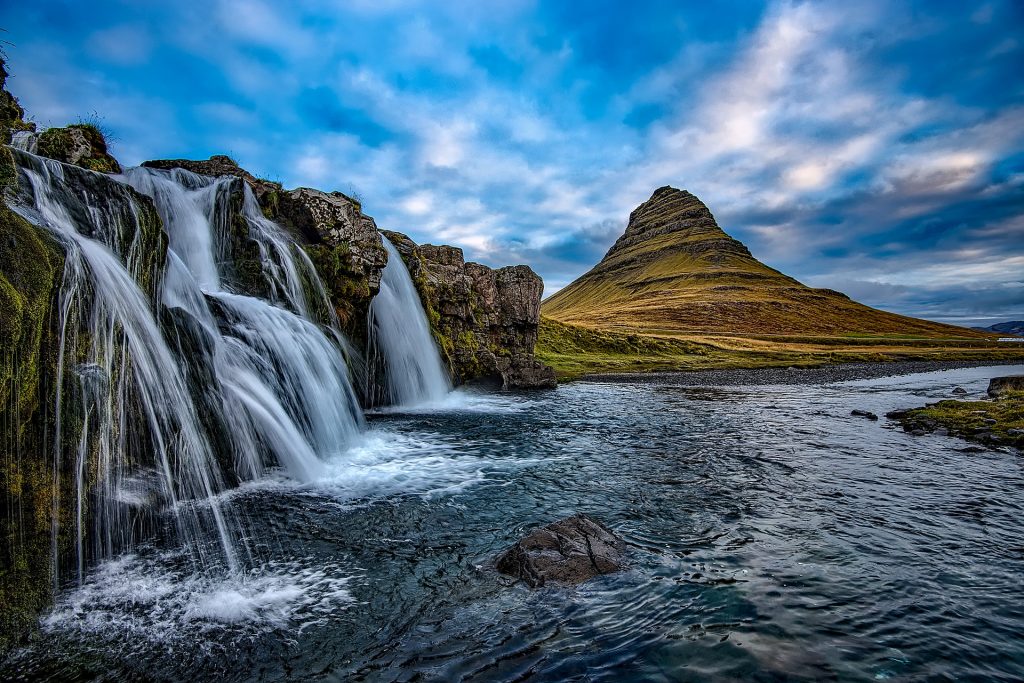 Vue de la cascade Kirkjufoss et du mont Kirkjufell dans la péninsule du Snaefellsnes