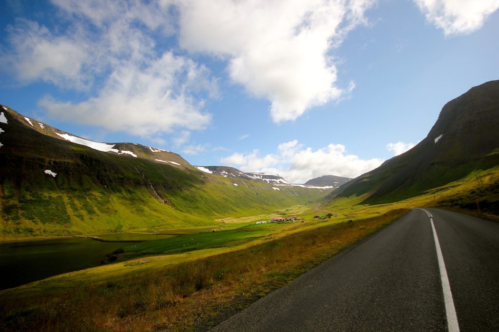 Islande au naturel : vue d'une route en Islande en été