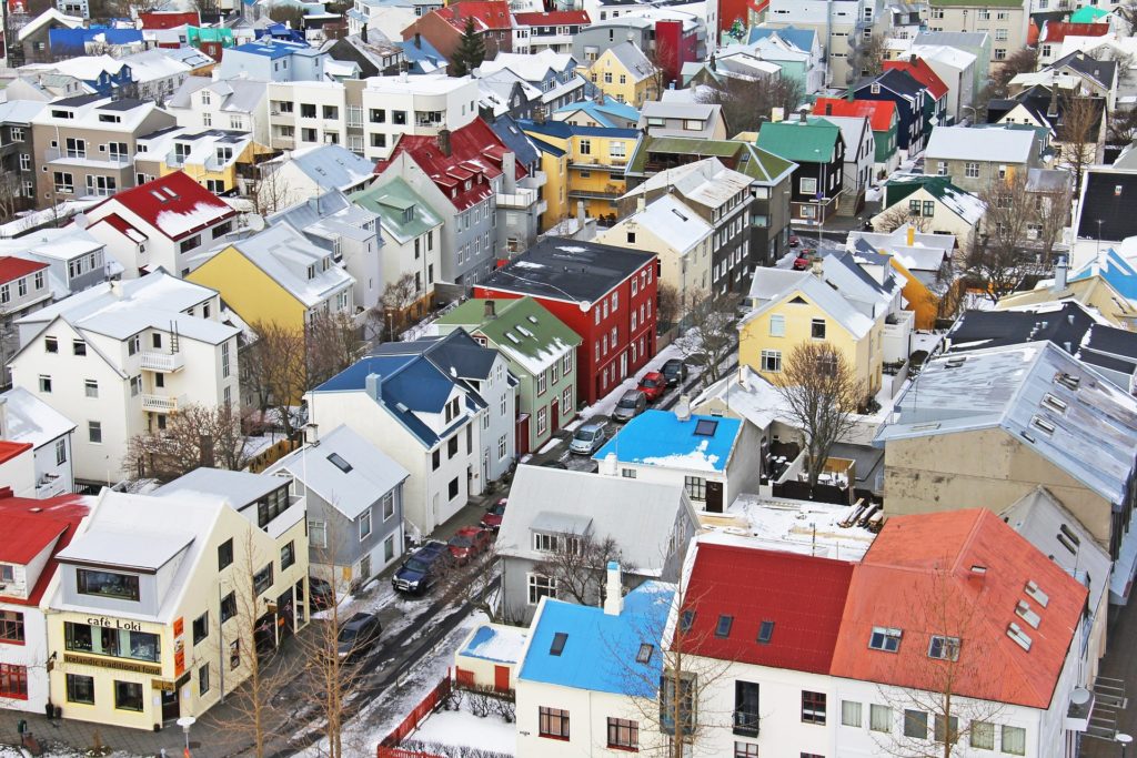 Vue aérienne des maisons colorées de Reykjavík