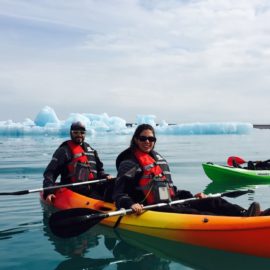 Personnes en kayak sur le lagon aux icebergs