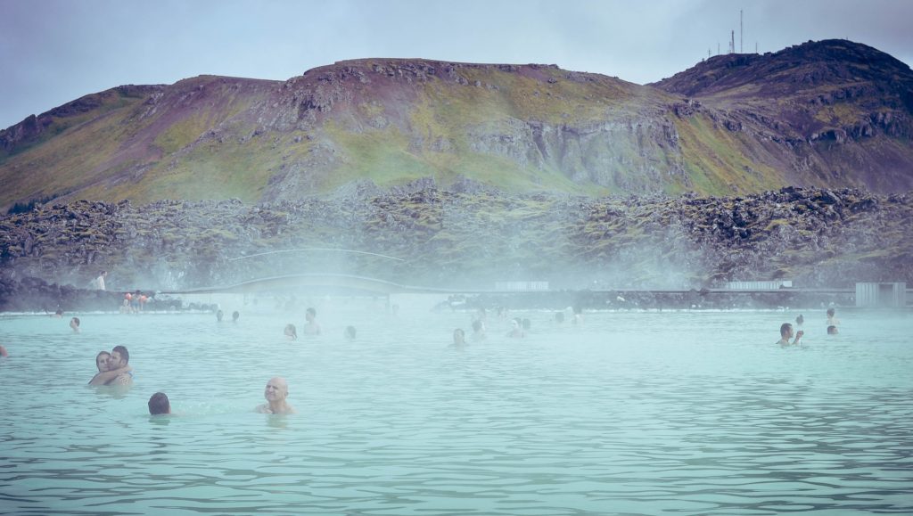 Personnnes se prélassant des les eaux chaudes du Blue Lagoon en Islande