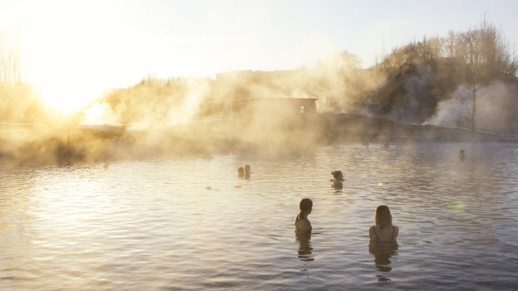 Personnes se baignant dans les sources chaudes du Secret Lagoon en Islande