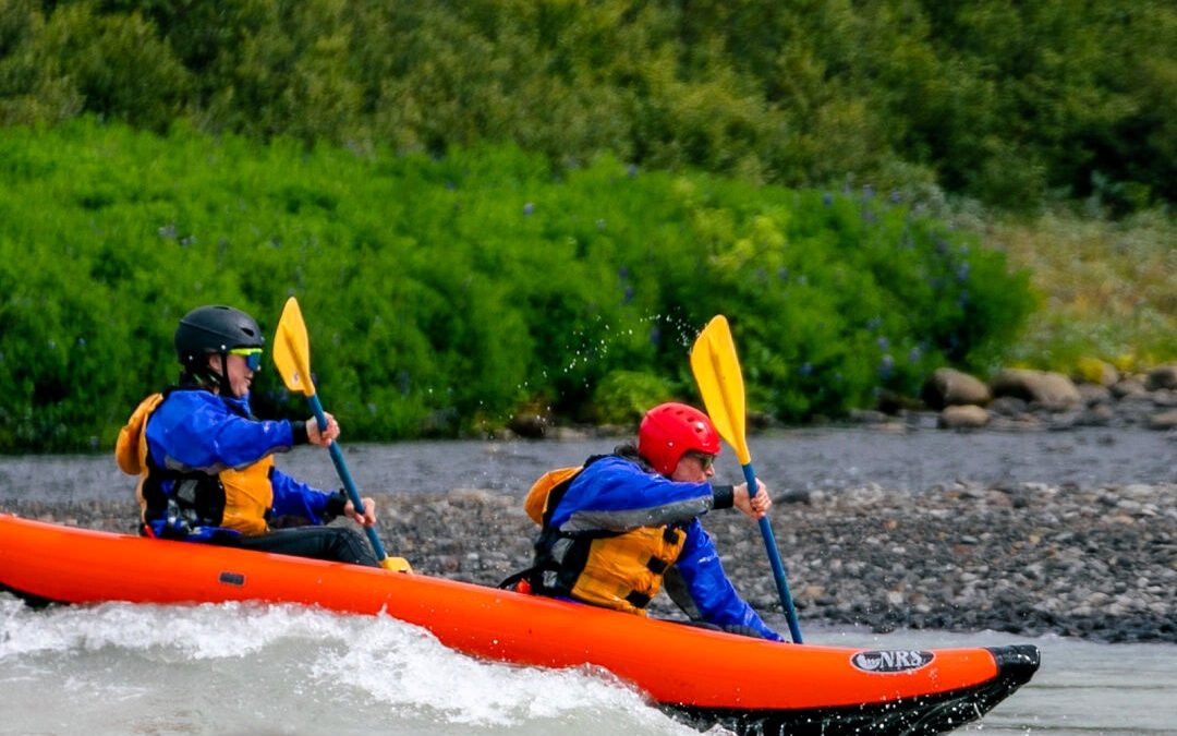 Descente d’une rivière en kayak gonflable