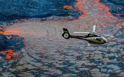 Survol d'une éruption en hélicoptère